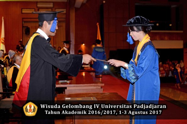 Wisuda Unpad Gel IV TA 2016_2017 Fakultas ISIP oleh Dekan 207