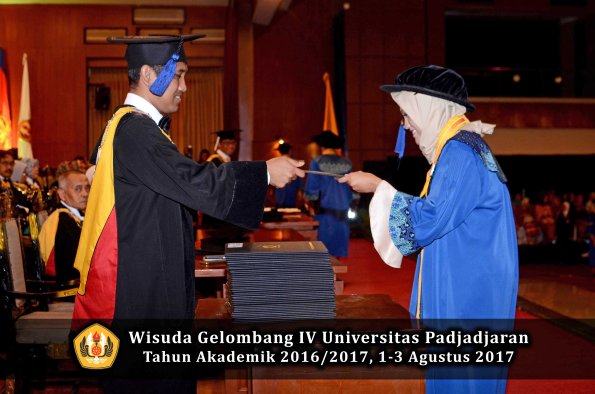 Wisuda Unpad Gel IV TA 2016_2017 Fakultas ISIP oleh Dekan 209