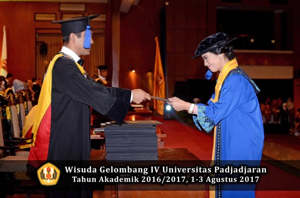 Wisuda Unpad Gel IV TA 2016_2017 Fakultas ISIP oleh Dekan 210