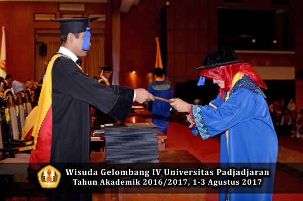 Wisuda Unpad Gel IV TA 2016_2017 Fakultas ISIP oleh Dekan 211
