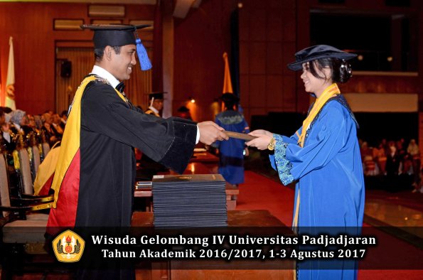 Wisuda Unpad Gel IV TA 2016_2017 Fakultas ISIP oleh Dekan 213