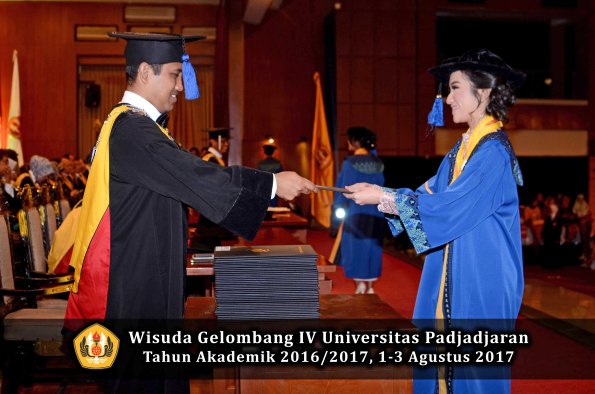 Wisuda Unpad Gel IV TA 2016_2017 Fakultas ISIP oleh Dekan 214