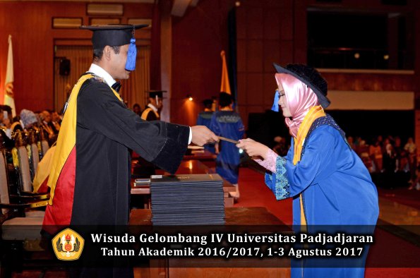 Wisuda Unpad Gel IV TA 2016_2017 Fakultas ISIP oleh Dekan 215