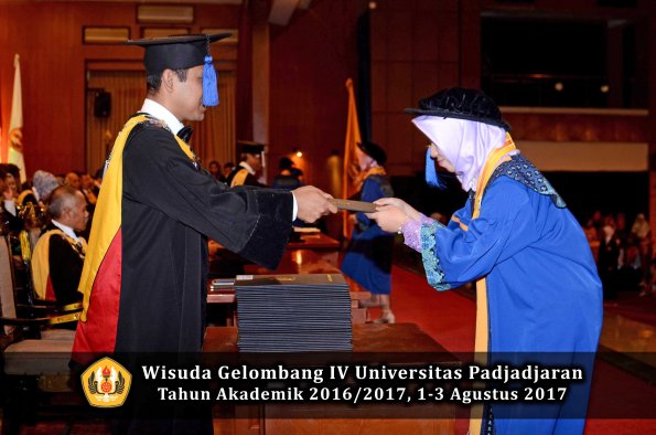 Wisuda Unpad Gel IV TA 2016_2017 Fakultas ISIP oleh Dekan 216