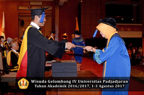 Wisuda Unpad Gel IV TA 2016_2017 Fakultas ISIP oleh Dekan 217