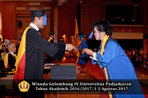 Wisuda Unpad Gel IV TA 2016_2017 Fakultas ISIP oleh Dekan 219