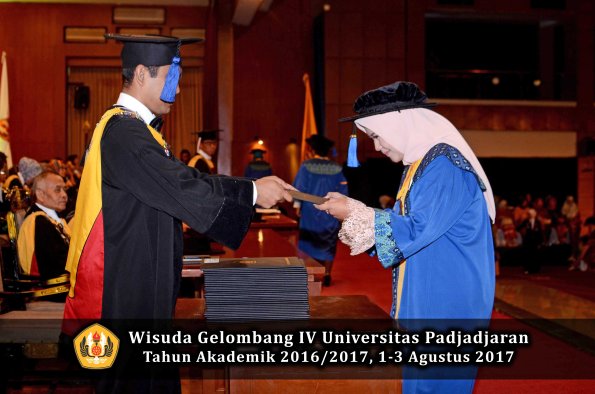 Wisuda Unpad Gel IV TA 2016_2017 Fakultas ISIP oleh Dekan 220