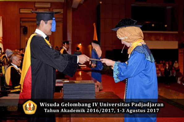 Wisuda Unpad Gel IV TA 2016_2017 Fakultas ISIP oleh Dekan 221