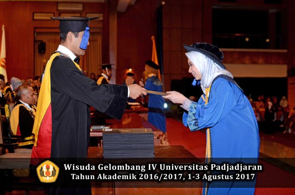 Wisuda Unpad Gel IV TA 2016_2017 Fakultas ISIP oleh Dekan 222