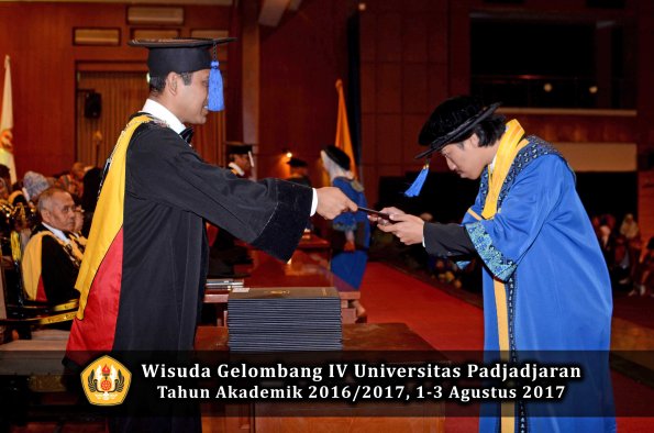 Wisuda Unpad Gel IV TA 2016_2017 Fakultas ISIP oleh Dekan 223
