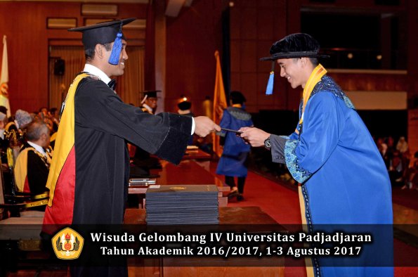 Wisuda Unpad Gel IV TA 2016_2017 Fakultas ISIP oleh Dekan 224