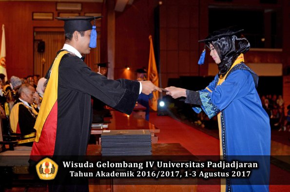 Wisuda Unpad Gel IV TA 2016_2017 Fakultas ISIP oleh Dekan 226
