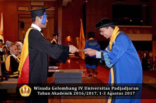 Wisuda Unpad Gel IV TA 2016_2017 Fakultas ISIP oleh Dekan 227