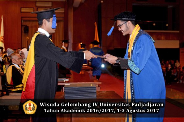 Wisuda Unpad Gel IV TA 2016_2017 Fakultas ISIP oleh Dekan 228