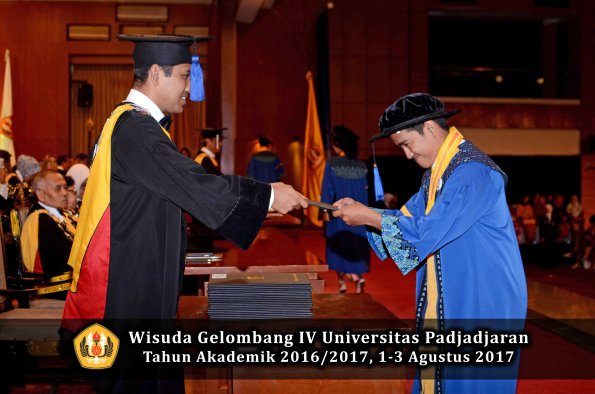 Wisuda Unpad Gel IV TA 2016_2017 Fakultas ISIP oleh Dekan 230