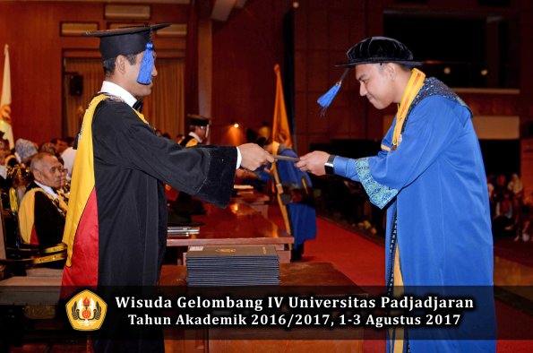 Wisuda Unpad Gel IV TA 2016_2017 Fakultas ISIP oleh Dekan 231