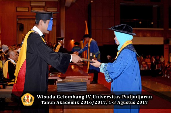 Wisuda Unpad Gel IV TA 2016_2017 Fakultas ISIP oleh Dekan 232