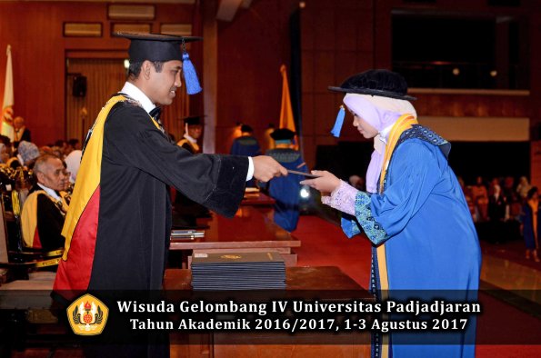 Wisuda Unpad Gel IV TA 2016_2017 Fakultas ISIP oleh Dekan 233