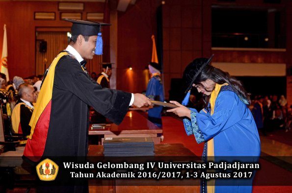 Wisuda Unpad Gel IV TA 2016_2017 Fakultas ISIP oleh Dekan 234
