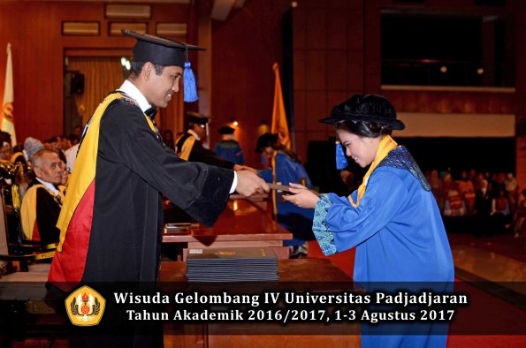 Wisuda Unpad Gel IV TA 2016_2017 Fakultas ISIP oleh Dekan 235