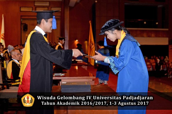 Wisuda Unpad Gel IV TA 2016_2017 Fakultas ISIP oleh Dekan 236