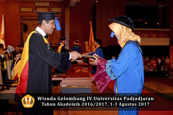 Wisuda Unpad Gel IV TA 2016_2017 Fakultas ISIP oleh Dekan 240