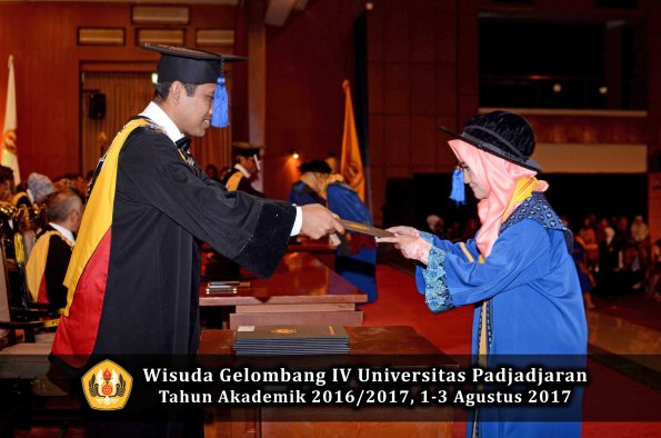 Wisuda Unpad Gel IV TA 2016_2017 Fakultas ISIP oleh Dekan 241