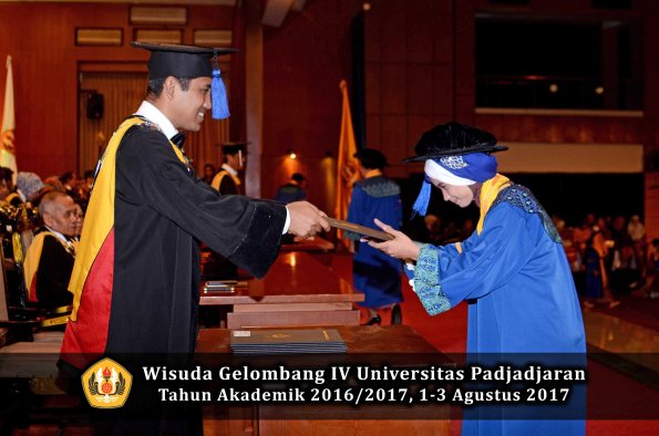Wisuda Unpad Gel IV TA 2016_2017 Fakultas ISIP oleh Dekan 244