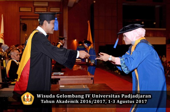 Wisuda Unpad Gel IV TA 2016_2017 Fakultas ISIP oleh Dekan 245