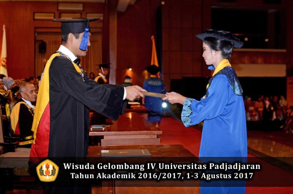 Wisuda Unpad Gel IV TA 2016_2017 Fakultas ISIP oleh Dekan 248