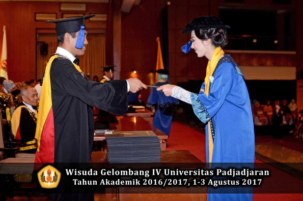 Wisuda Unpad Gel IV TA 2016_2017 Fakultas ISIP oleh Dekan 251