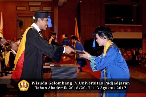 Wisuda Unpad Gel IV TA 2016_2017 Fakultas ISIP oleh Dekan 253
