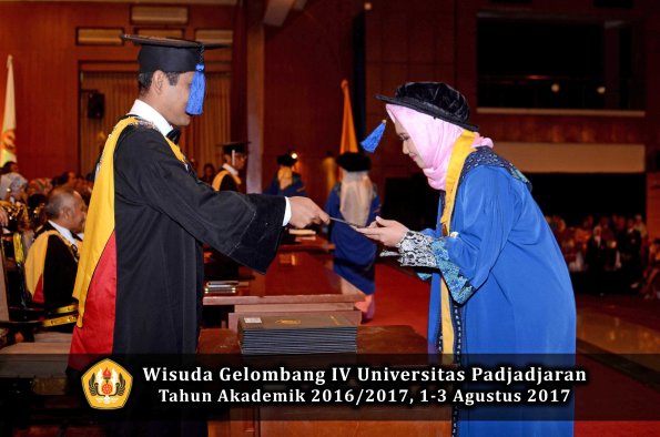 Wisuda Unpad Gel IV TA 2016_2017 Fakultas ISIP oleh Dekan 281
