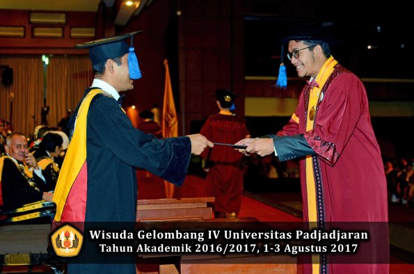 Wisuda Unpad Gel IV TA 2016_2017 Fakultas ISIP oleh Dekan 296