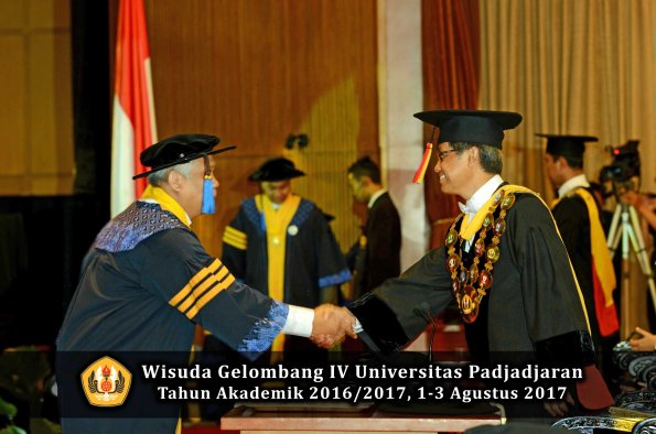 Wisuda Unpad Gel IV TA 2016_2017 Fakultas ISIP oleh  Rektor  001