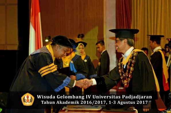 Wisuda Unpad Gel IV TA 2016_2017 Fakultas ISIP oleh  Rektor  002
