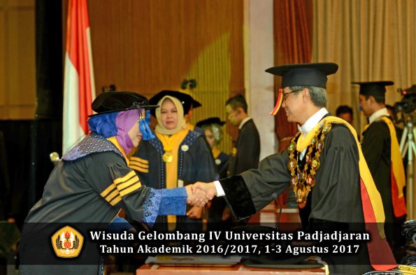 Wisuda Unpad Gel IV TA 2016_2017 Fakultas ISIP oleh  Rektor  003