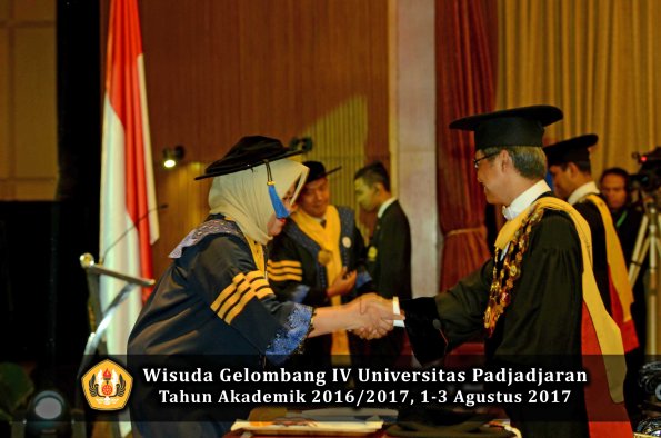 Wisuda Unpad Gel IV TA 2016_2017 Fakultas ISIP oleh  Rektor  004