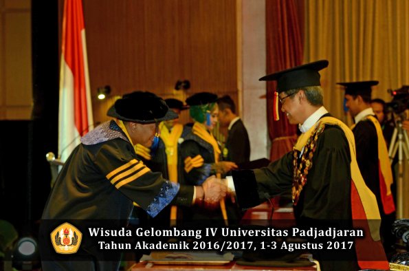 Wisuda Unpad Gel IV TA 2016_2017 Fakultas ISIP oleh  Rektor  005