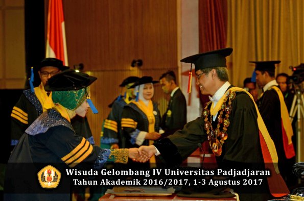 Wisuda Unpad Gel IV TA 2016_2017 Fakultas ISIP oleh  Rektor  006