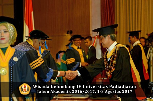Wisuda Unpad Gel IV TA 2016_2017 Fakultas ISIP oleh  Rektor  007
