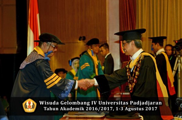 Wisuda Unpad Gel IV TA 2016_2017 Fakultas ISIP oleh  Rektor  009
