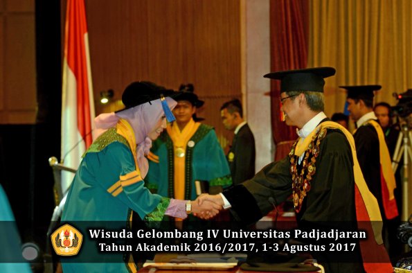 Wisuda Unpad Gel IV TA 2016_2017 Fakultas ISIP oleh  Rektor  012