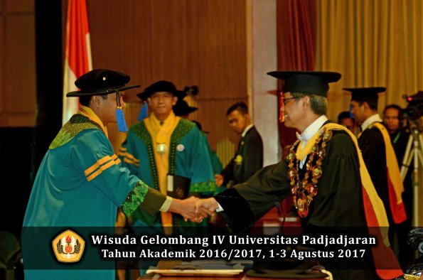 Wisuda Unpad Gel IV TA 2016_2017 Fakultas ISIP oleh  Rektor  013