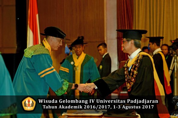 Wisuda Unpad Gel IV TA 2016_2017 Fakultas ISIP oleh  Rektor  014
