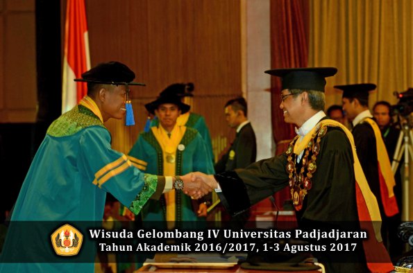 Wisuda Unpad Gel IV TA 2016_2017 Fakultas ISIP oleh  Rektor  015