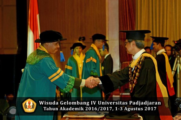 Wisuda Unpad Gel IV TA 2016_2017 Fakultas ISIP oleh  Rektor  016