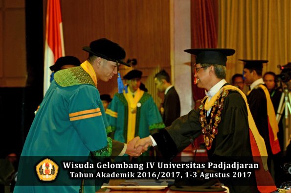 Wisuda Unpad Gel IV TA 2016_2017 Fakultas ISIP oleh  Rektor  017