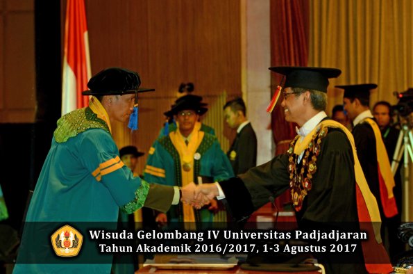 Wisuda Unpad Gel IV TA 2016_2017 Fakultas ISIP oleh  Rektor  018