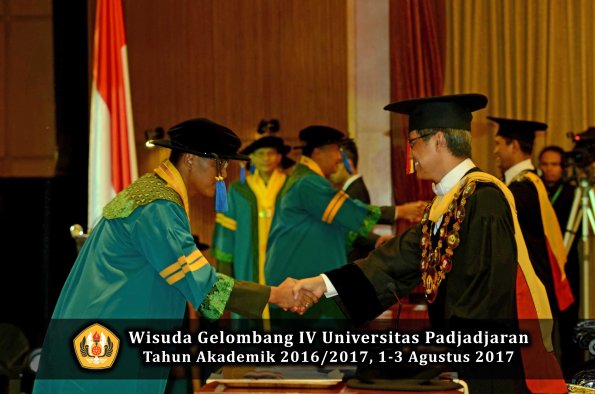 Wisuda Unpad Gel IV TA 2016_2017 Fakultas ISIP oleh  Rektor  019